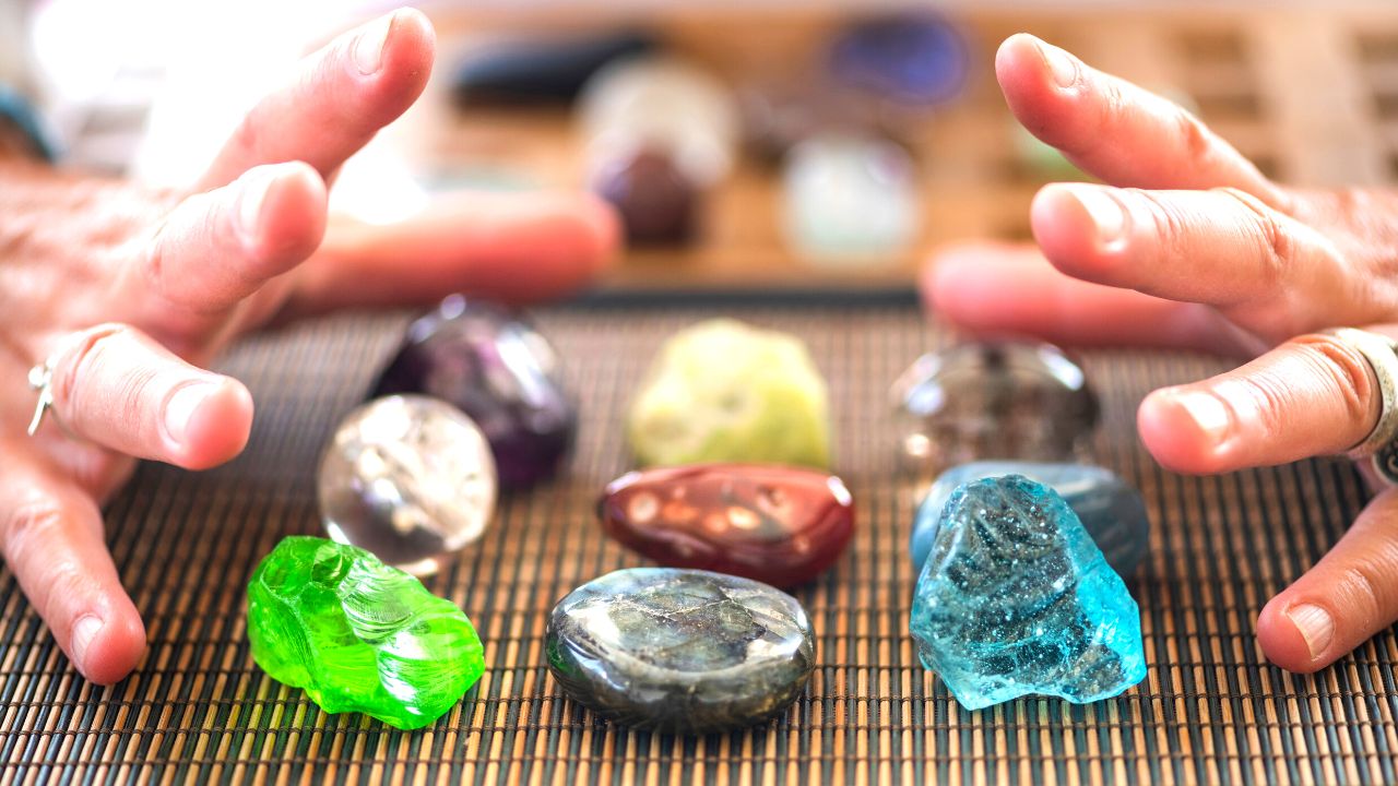 La cristalloterapia è un mondo affascinante. Se sei un principiante e hai appena iniziato, ecco le cose che devi assolutamente sapere. cristalloterapia cosa sapere per iniziare
